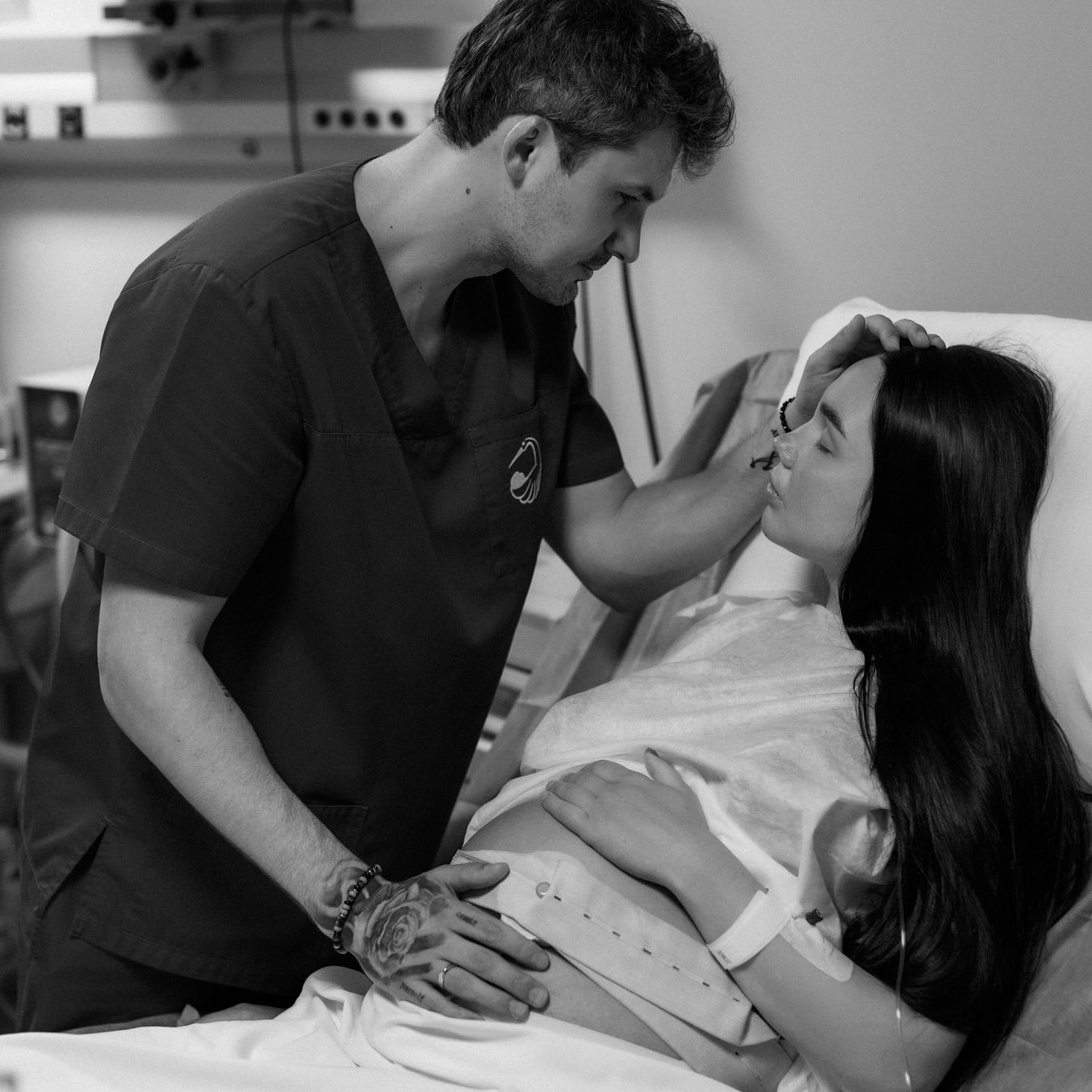 Кот и Татаринцева впервые показали новорожденную дочь: трогательные черно-белые кадры